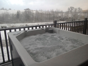 winter-hot-tub-1